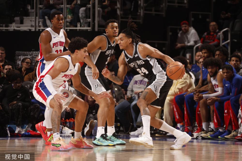 一个更加透 一个更加透